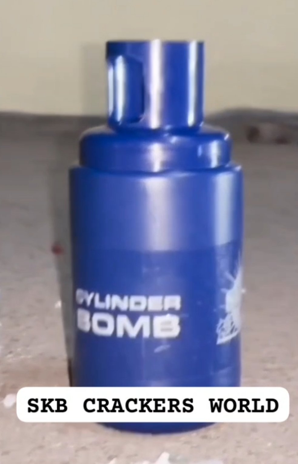 GAS BOMB WITH MULTICOL_PAPER FOUNTAINS